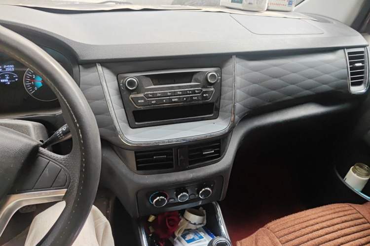 Used Jinbei Gold Hiace 2021 1.5L Passenger Vehicle Engineering Lion 6 Seats Audio And AC Panel