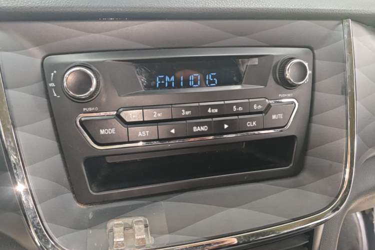 Used Jinbei Gold Hiace 2021 1.6L Box Van Engineering Lion 2-Seater Audio And AC Panel