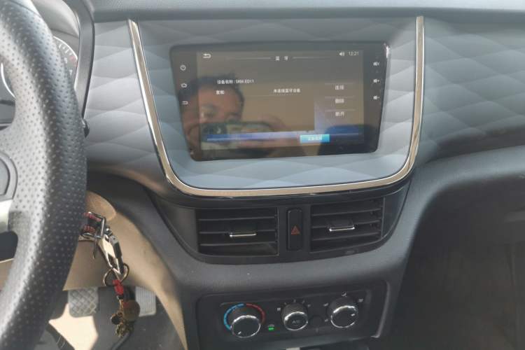 Used Jinbei Gold Hiace 2021 1.5L Passenger Van Travel Lion 6-Seater Audio And AC Panel