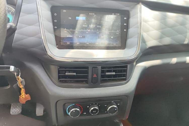 Used Jinbei Gold Hiace 2021 2.0L Passenger Van Travel Lion 7-Seater Audio And AC Panel
