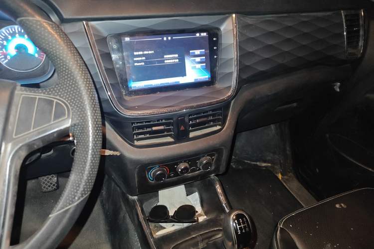 Used Jinbei Gold Hiace 2021 1.5L Passenger Van Travel Lion 6-Seater Audio And AC Panel