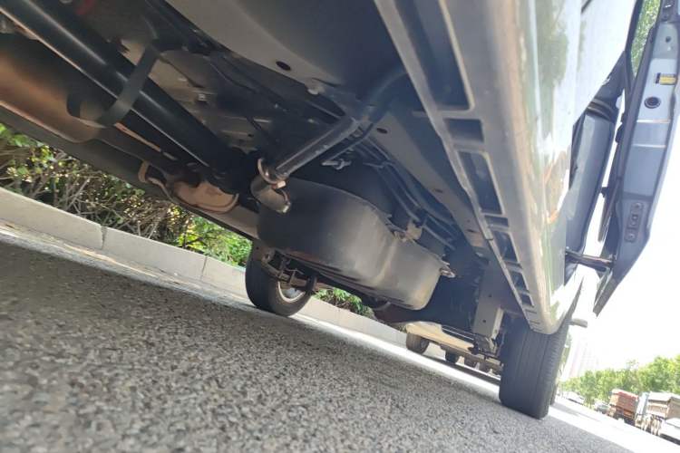 Used Jinbei Gold Hiace 2021 2.0L Passenger Van Travel Lion 7-Seater Chassis Front Left