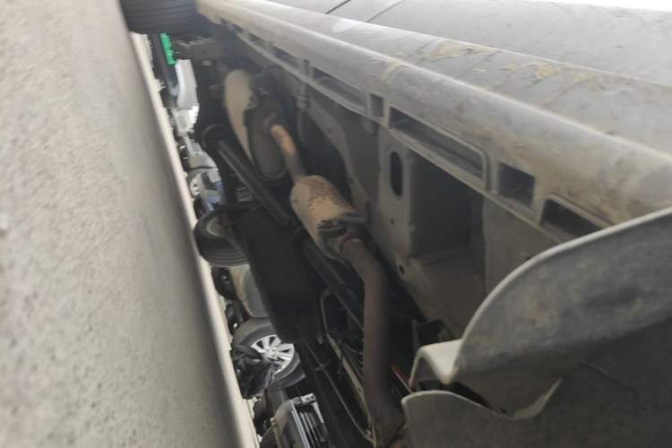Used Jinbei Gold Hiace 2021 2.0L Passenger Van Travel Lion 6-Seater Chassis Front Right