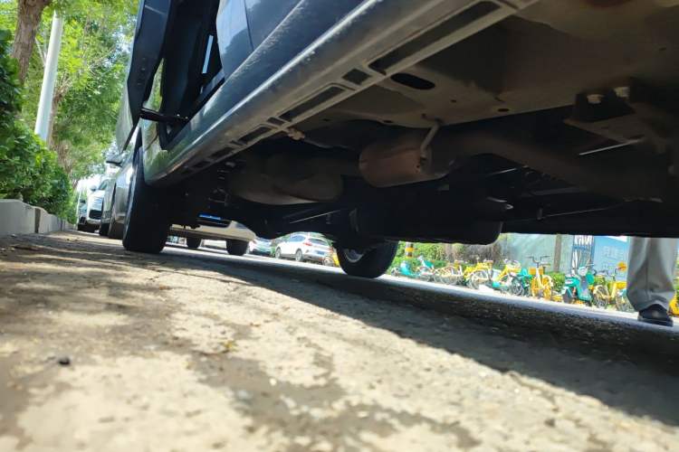 Used Jinbei Gold Hiace 2021 2.0L Passenger Van Travel Lion 7-Seater Chassis Front Right