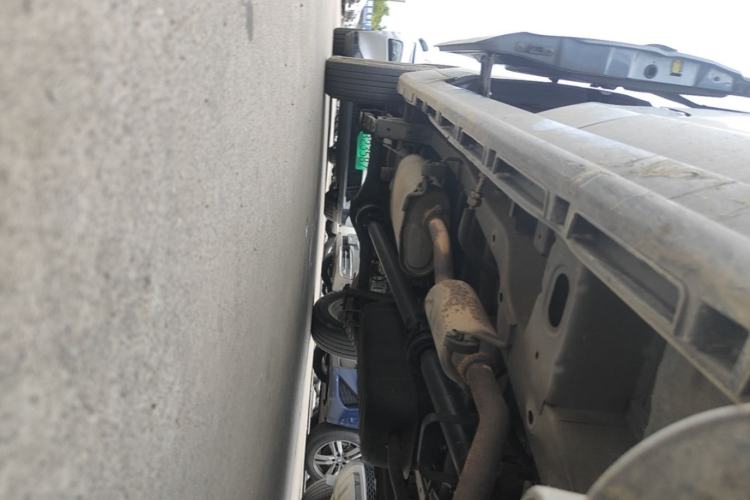 Used Jinbei Gold Hiace 2021 2.0L Passenger Van Travel Lion 6-Seater Chassis Front Right