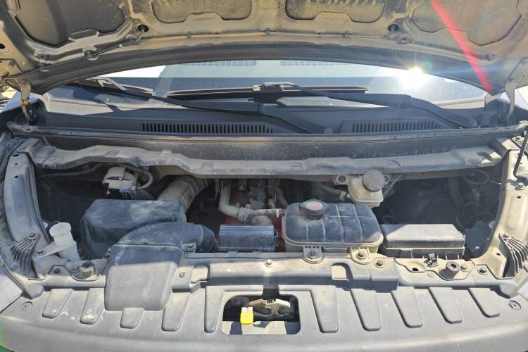 Used Jinbei Gold Hiace 2021 1.5L Passenger Vehicle Engineering Lion 5-Seater Engine Bay