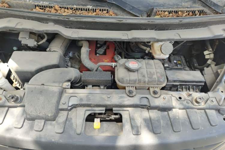 Used Jinbei Gold Hiace 2021 2.0L Passenger Van Travel Lion 7-Seater Engine Bay