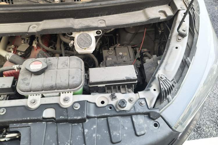 Used Jinbei Gold Hiace 2021 1.5L Passenger Van Travel Lion 6-Seater Engine Bay Left