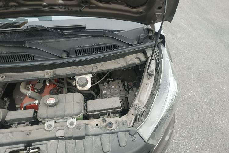 Used Jinbei Gold Hiace 2021 1.5L Passenger Van Travel Lion 7-Seater Engine Bay Left
