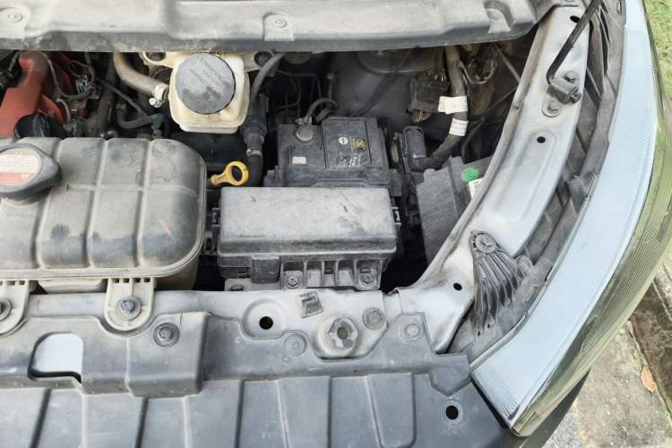 Used Jinbei Gold Hiace 2021 2.0L Passenger Van Travel Lion 7-Seater Engine Bay Left