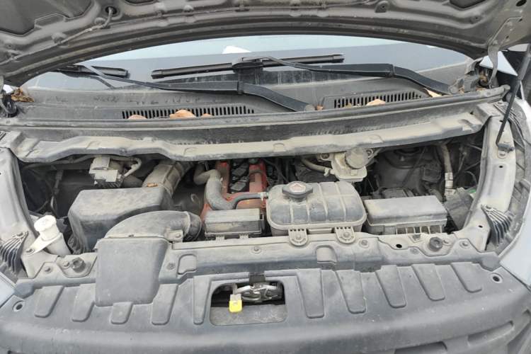 Used Jinbei Gold Hiace 2021 2.0L Passenger Van Travel Lion 6-Seater Engine Bay