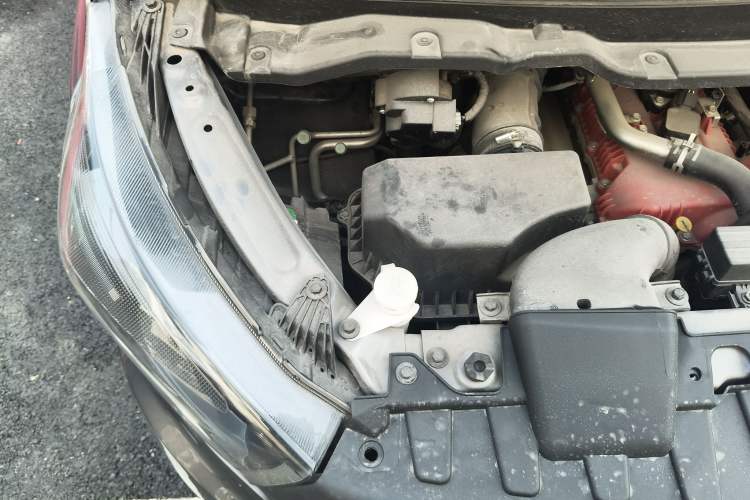 Used Jinbei Gold Hiace 2021 1.5L Passenger Van Travel Lion 6-Seater Engine Bay Right