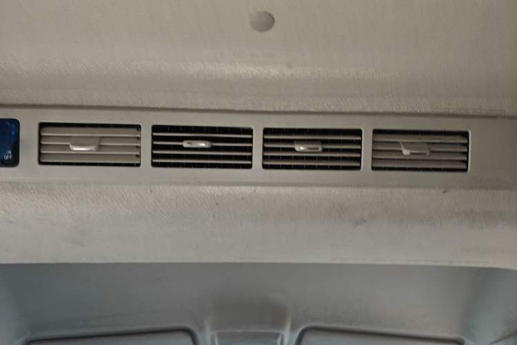 Used Jinbei Gold Hiace 2021 1.5L Passenger Van Travel Lion 6-Seater Headliner