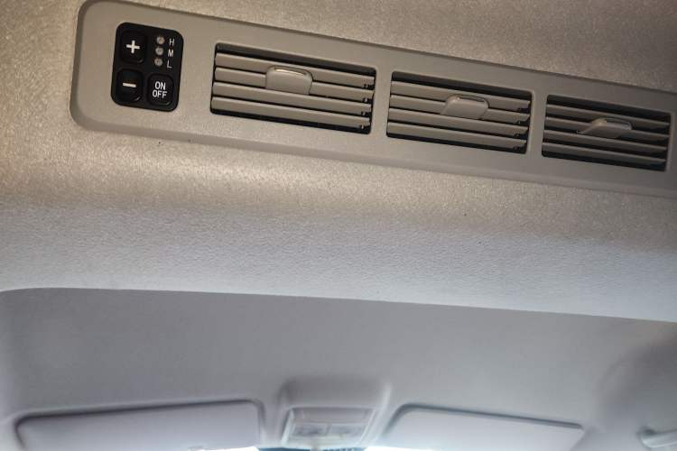Used Jinbei Gold Hiace 2021 2.0L Passenger Van Engineering Lion Central Air Conditioning Version 9 Seats Headliner