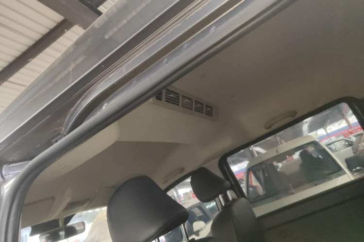 Used Jinbei Gold Hiace 2021 2.0L Passenger Van Travel Lion 7-Seater Headliner