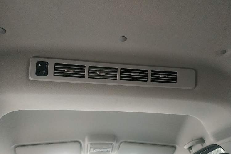 Used Jinbei Gold Hiace 2021 1.5L Passenger Van Travel Lion 7-Seater Headliner