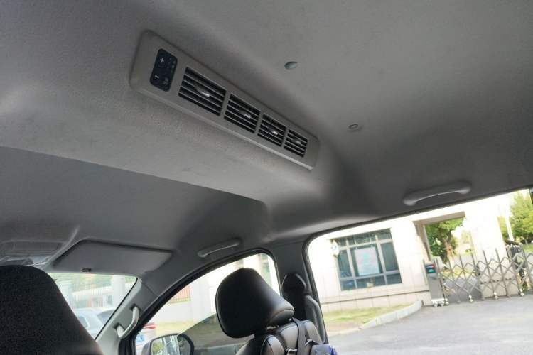 Used Jinbei Gold Hiace 2021 2.0L Passenger Van Travel Lion 7-Seater Headliner