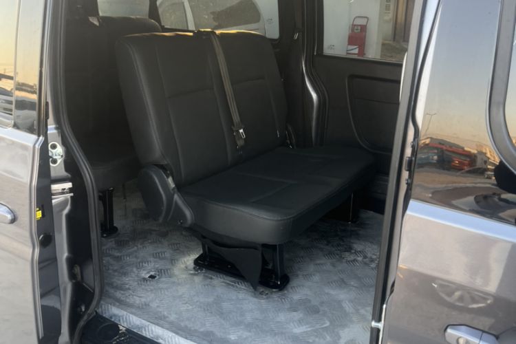 Used Jinbei Gold Hiace 2021 2.0L Passenger Van Travel Lion 6-Seater Interior 2