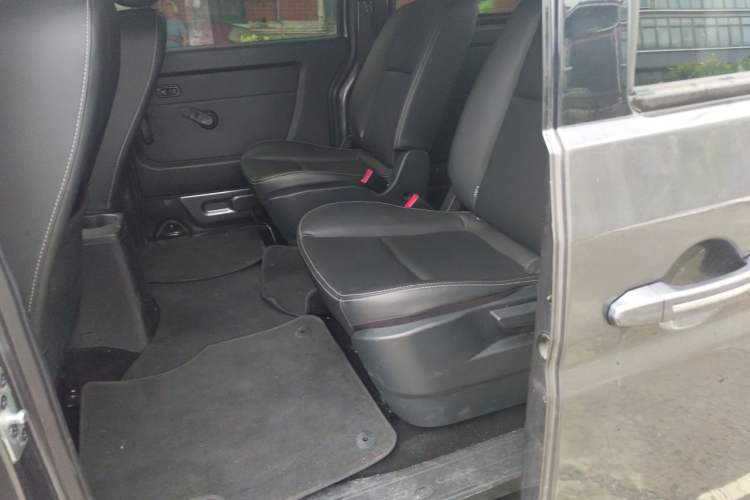 Used Jinbei Gold Hiace 2021 2.0L Passenger Van Travel Lion 7-Seater Interior 4