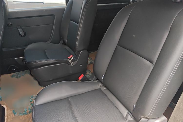 Used Jinbei Gold Hiace 2021 1.5L Passenger Van Travel Lion 7-Seater Interior 4