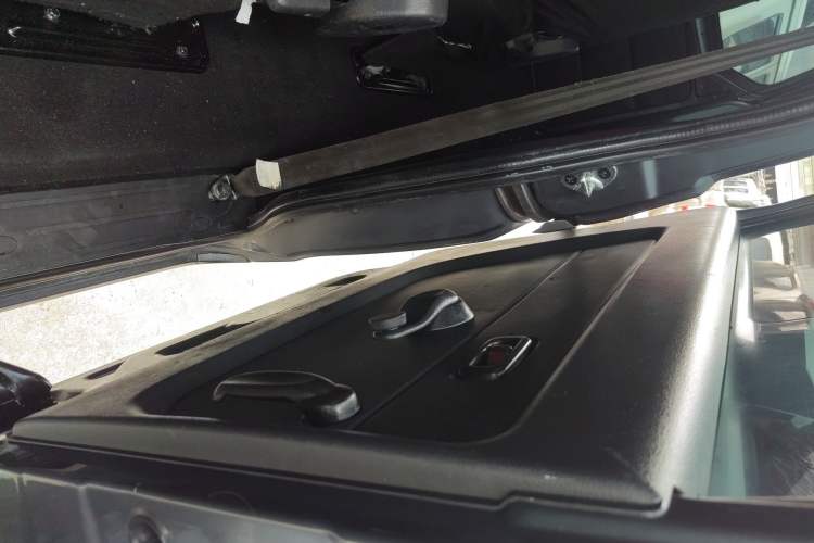 Used Jinbei Gold Hiace 2021 1.5L Passenger Van Travel Lion 6-Seater Left Rear Door Interior