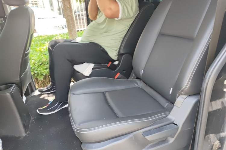 Used Jinbei Gold Hiace 2021 2.0L Passenger Van Travel Lion 7-Seater Left Rear Seat