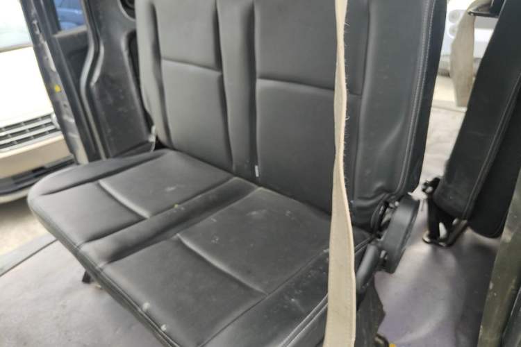 Used Jinbei Gold Hiace 2021 2.0L Passenger Van Travel Lion 6-Seater Left Rear Seat