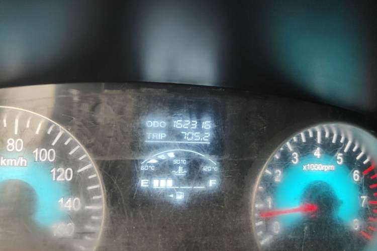 Used Jinbei Gold Hiace 2021 2.0L Passenger Van Travel Lion 6-Seater Odometer Close Up