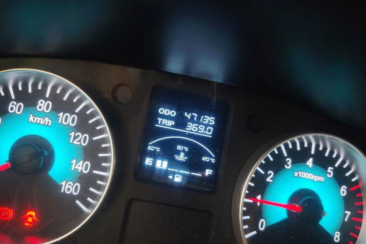 Used Jinbei Gold Hiace 2021 1.5L Passenger Vehicle Engineering Lion 5-Seater Odometer Close Up