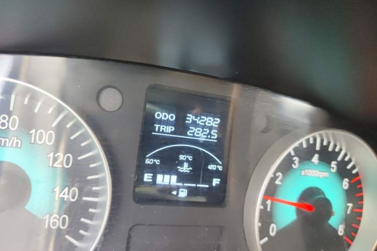 Used Jinbei Gold Hiace 2021 2.0L Passenger Van Travel Lion 7-Seater Odometer Close Up