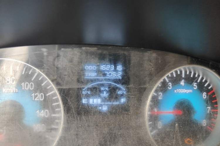 Used Jinbei Gold Hiace 2021 2.0L Passenger Van Travel Lion 6-Seater Odometer Close Up