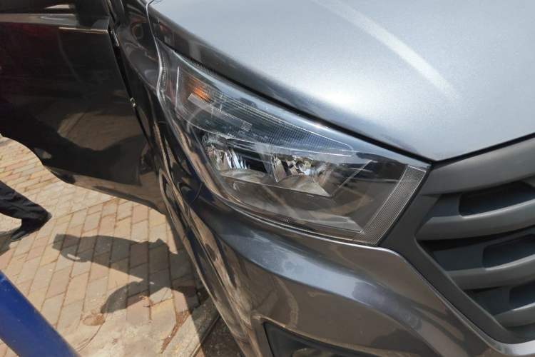 Used Jinbei Gold Hiace 2021 1.5L Passenger Vehicle Engineering Lion 5-Seater Right Front Headlight