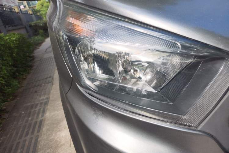 Used Jinbei Gold Hiace 2021 2.0L Passenger Van Travel Lion Mid-Size Air-Conditioned Version 9 Seats Right Front Headlight