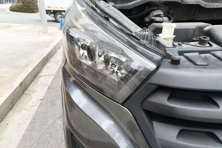 Used Jinbei Gold Hiace 2021 1.5L Passenger Vehicle Travel Lion 5-Seater Right Front Headlight