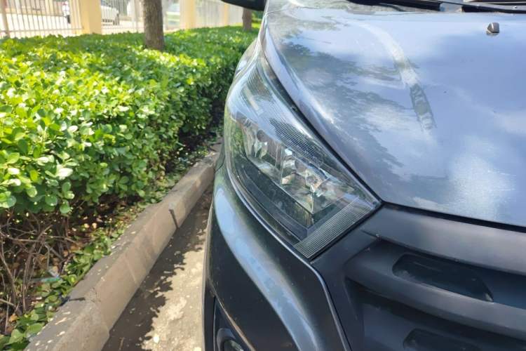 Used Jinbei Gold Hiace 2021 2.0L Passenger Van Travel Lion 7-Seater Right Front Headlight
