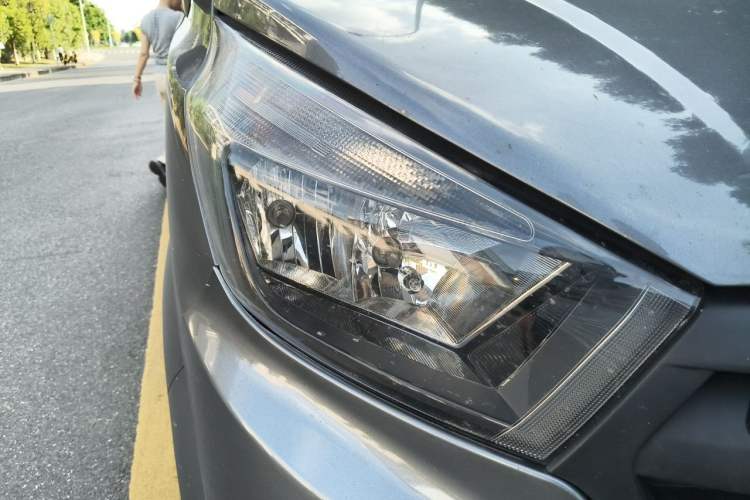 Used Jinbei Gold Hiace 2021 2.0L Passenger Van Travel Lion 7-Seater Right Front Headlight