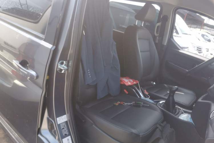 Used Jinbei Gold Hiace 2021 1.5L Passenger Van Travel Lion 6-Seater Right Front Seat