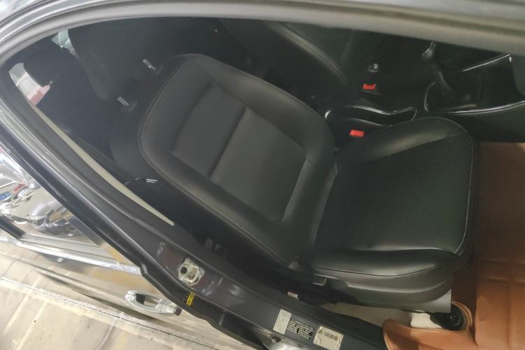 Used Jinbei Gold Hiace 2021 2.0L Passenger Van Travel Lion 7-Seater Right Front Seat