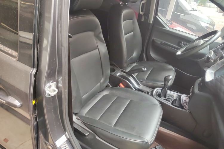 Used Jinbei Gold Hiace 2021 1.5L Passenger Van Travel Lion 6-Seater Right Front Seat