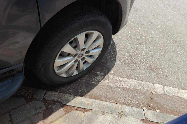 Used Jinbei Gold Hiace 2021 1.5L Passenger Vehicle Engineering Lion 5-Seater Right Front Wheel Hub
