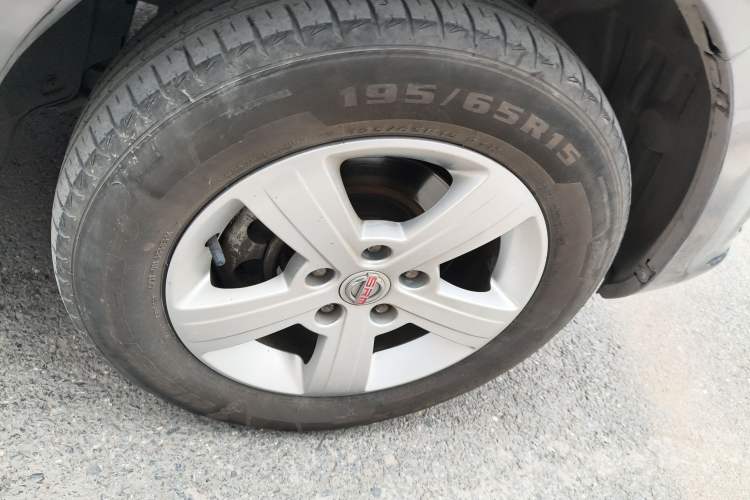Used Jinbei Gold Hiace 2021 1.5L Passenger Vehicle Travel Lion 5-Seater Right Front Wheel Hub