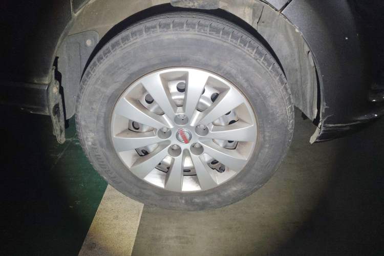Used Jinbei Gold Hiace 2021 1.5L Passenger Vehicle Engineering Lion 6 Seats Right Front Wheel Hub
