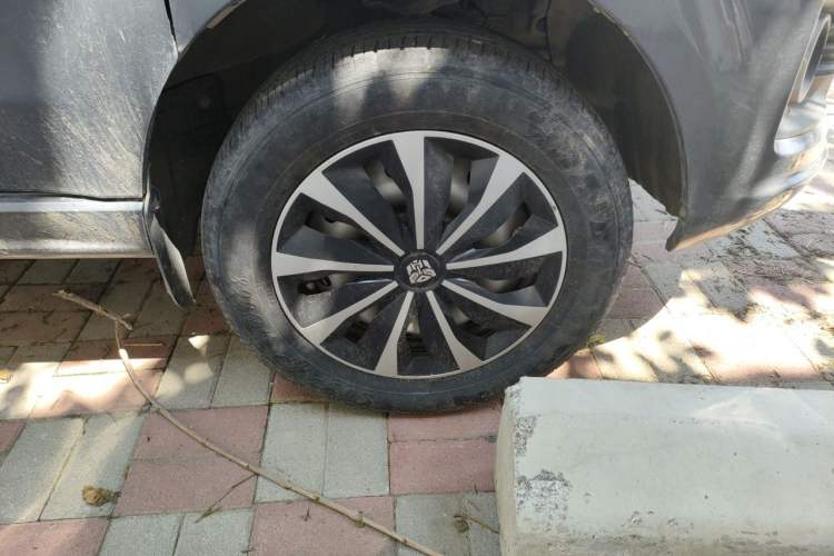 Used Jinbei Gold Hiace 2021 1.5L Passenger Vehicle Engineering Lion 6 Seats Right Front Wheel Hub