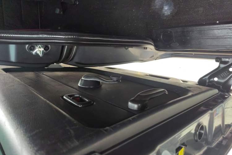 Used Jinbei Gold Hiace 2021 1.5L Passenger Van Travel Lion 6-Seater Right Rear Door Interior