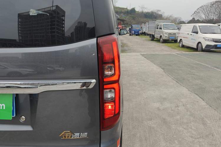 Used Jinbei Gold Hiace 2021 1.5L Passenger Vehicle Engineering Lion 7 Seats Right Rear Taillight