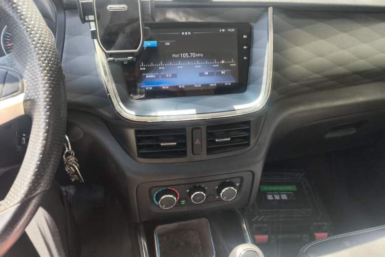 Used Jinbei Gold Hiace 2021 2.0L Passenger Van Travel Lion 6-Seater Audio And AC Panel