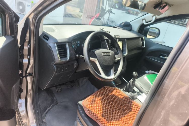 Used Jinbei Gold Hiace 2021 2.0L Passenger Van Travel Lion 6-Seater Center Console