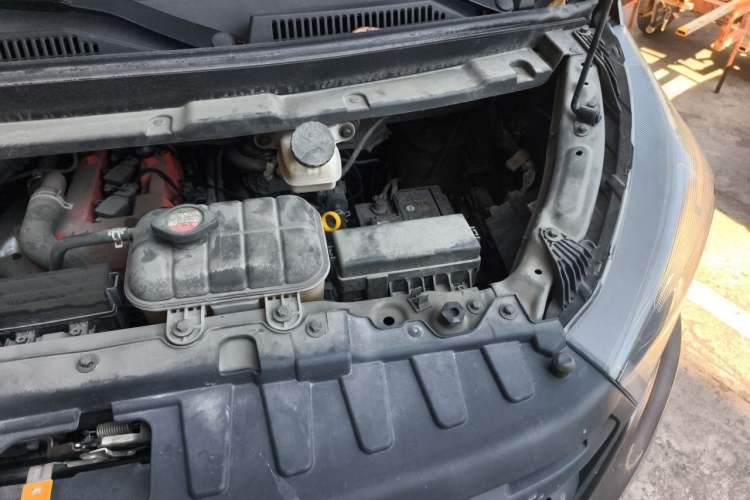 Used Jinbei Gold Hiace 2021 2.0L Passenger Van Travel Lion 6-Seater Engine Bay Left