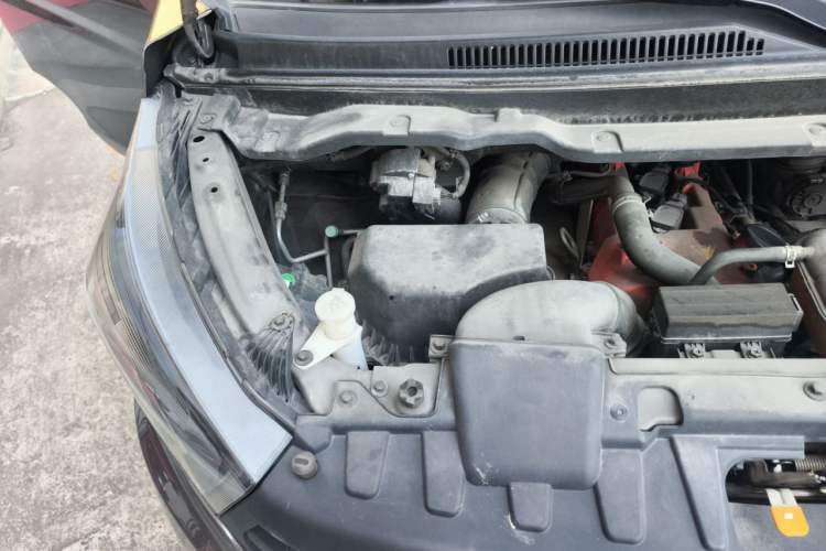 Used Jinbei Gold Hiace 2021 2.0L Passenger Van Travel Lion 6-Seater Engine Bay Right