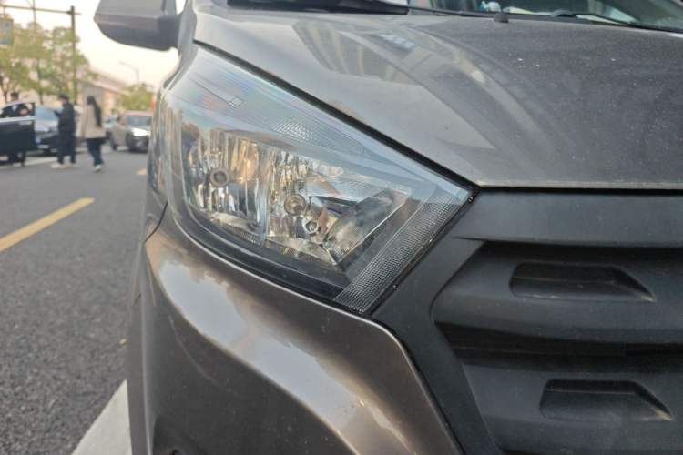 Used Jinbei Gold Hiace 2021 1.6L Box Van Engineering Lion 2-Seater Right Front Headlight